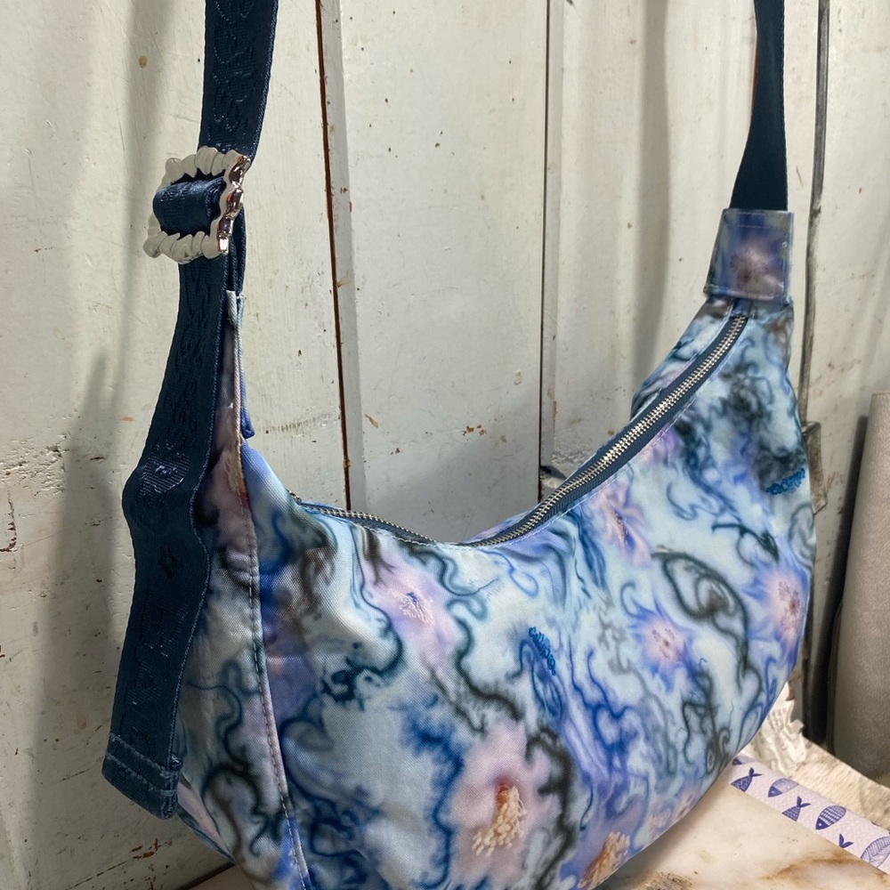 BAGGU X COLLINA STRADA MEDIUM NYLON CRESCENT BAG - BLUE THORNS - Picture 5 of 8